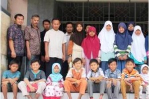 Jajaran SD Islam Al Jannah Indramayu berfoto bersama dengan jajaran SMP ITUS Kuningan.